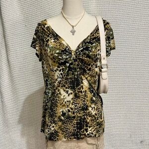 Leopard print V-neck top with tie front detail and short sleeves